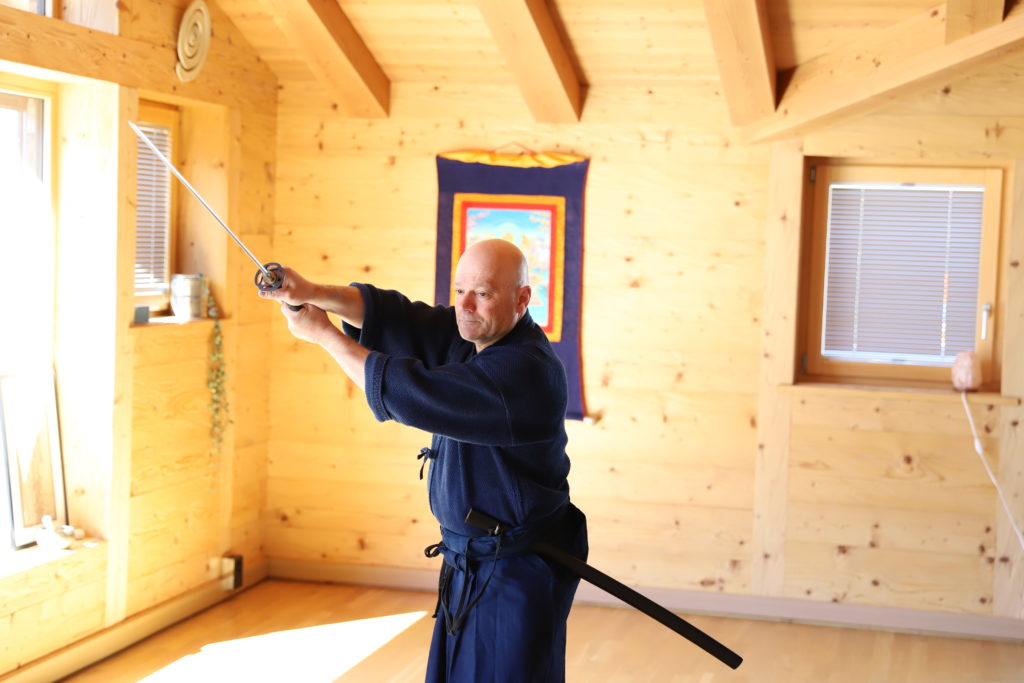 Giulio Casarini, fondateur du Dojo Tanren, maître en arts martiaux et calligraphie.