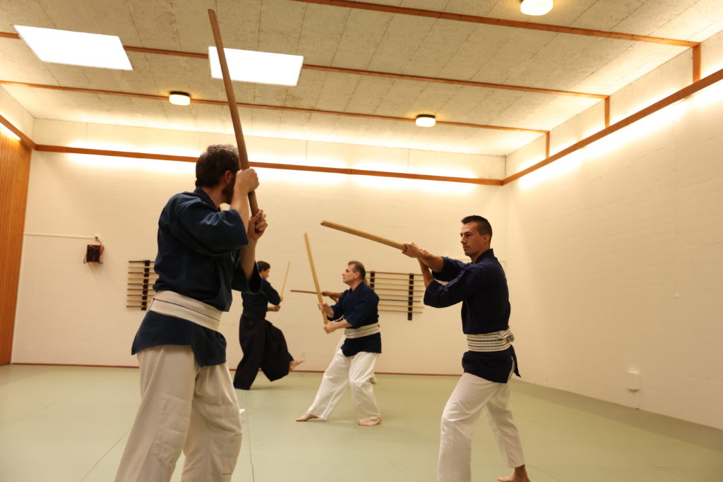 Joao, pratiquant de Katori Shinto Ryu, réalisant un kata au Dojo Tanren en Valais, illustrant la maîtrise du sabre et l’héritage des arts martiaux japonais.