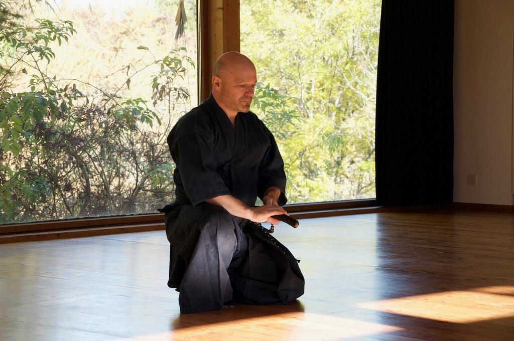 Giulio Casarini pratiquant le Katori Shinto Ryu avec un sabre japonais.