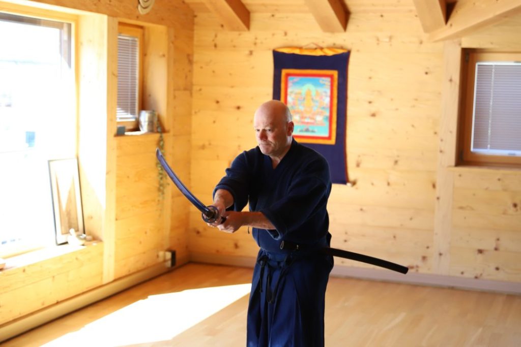 Giulio Casarini réalisant un dégainage en Muso Shinden Ryu au Dojo Tanren.