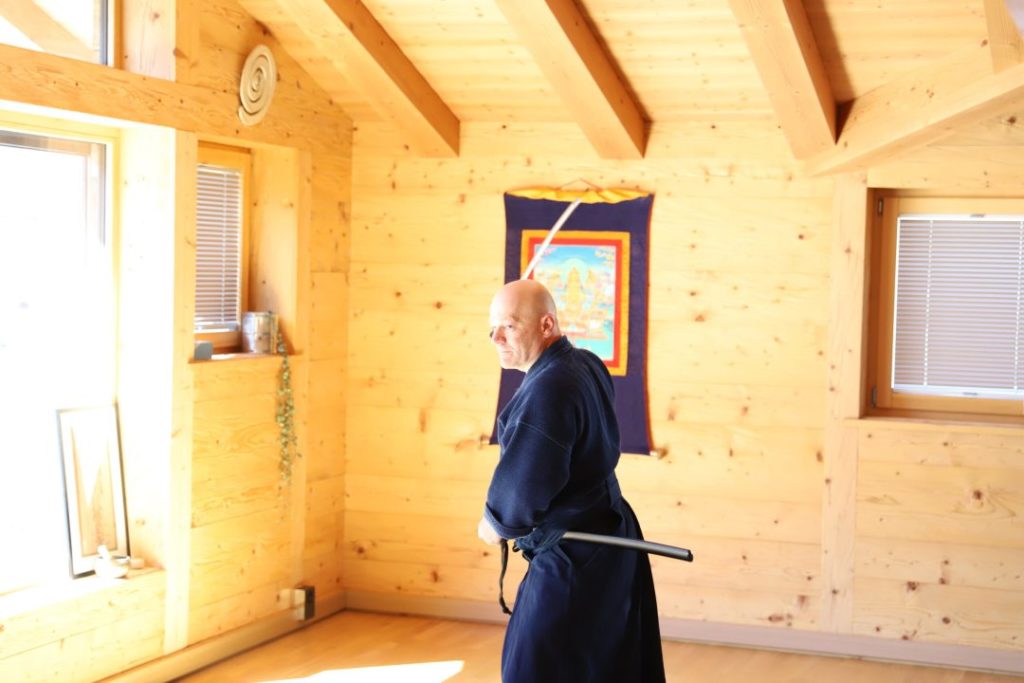 Giulio Casarini pratiquant un kata de Muso Shinden Ryu au Dojo Tanren.