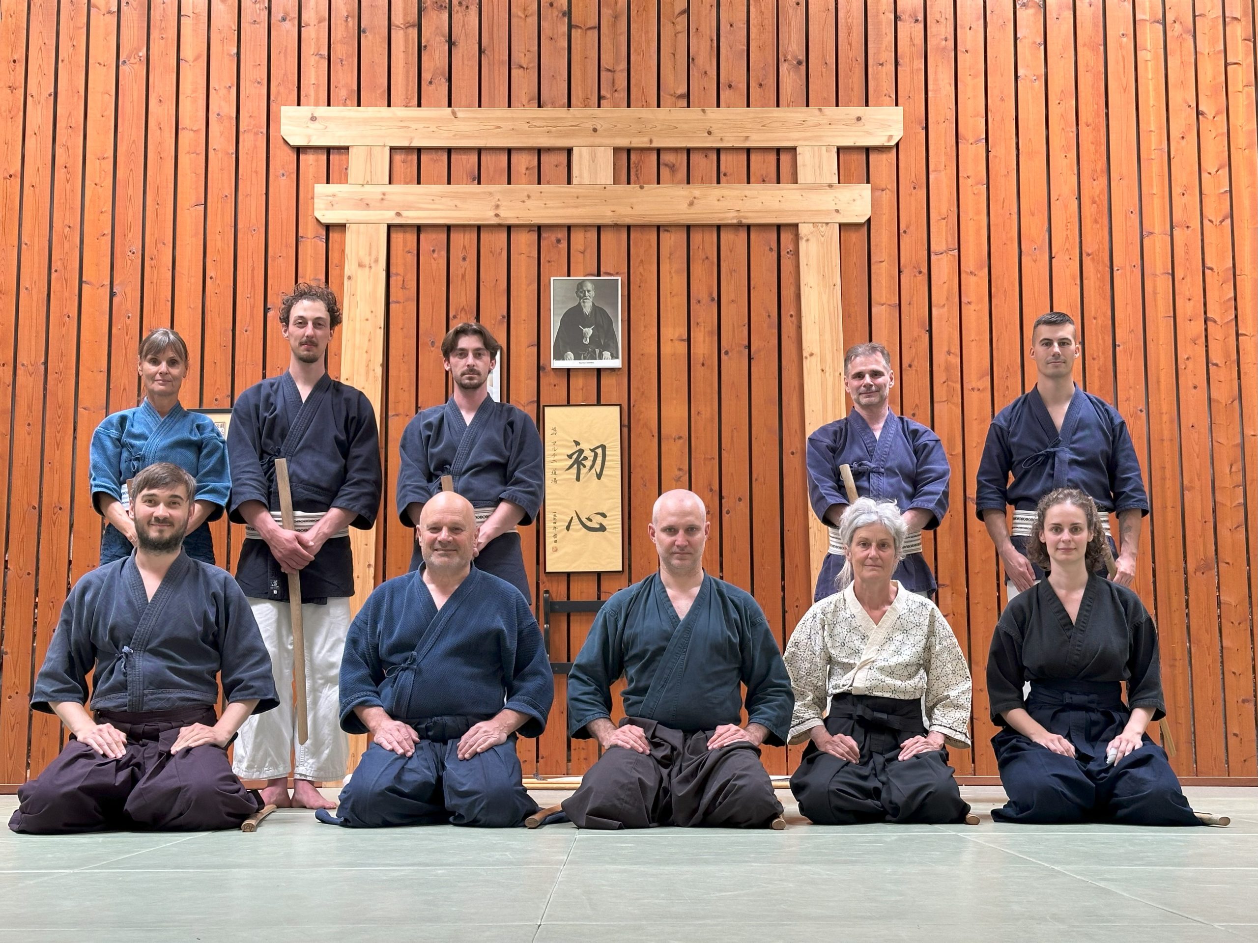 Groupe de pratiquants d'arts martiaux posant avec Johann Stauffer après le stage Katori Shinto Ryu au Dojo Tanren Martigny - sabre japonais et arts martiaux traditionnels