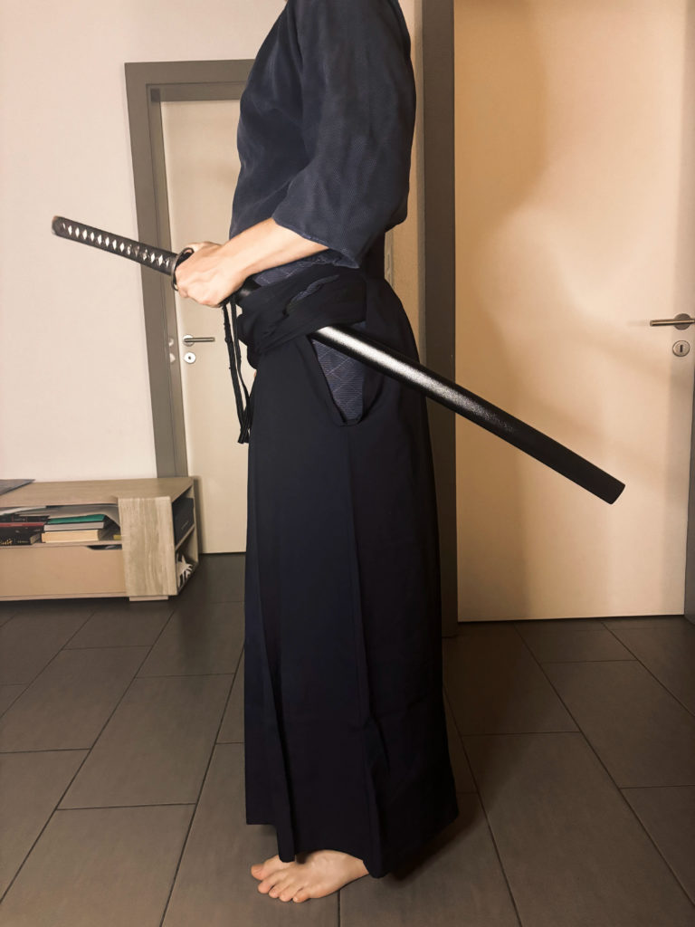 Samurai en position du port de sabre Sekirei zashi (鶺鴒差し)