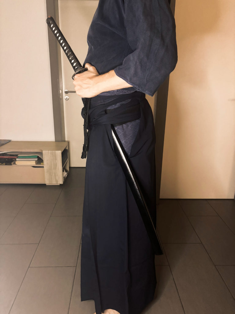 Samurai porte le katana en position Otōshi zashi (落とし差し)